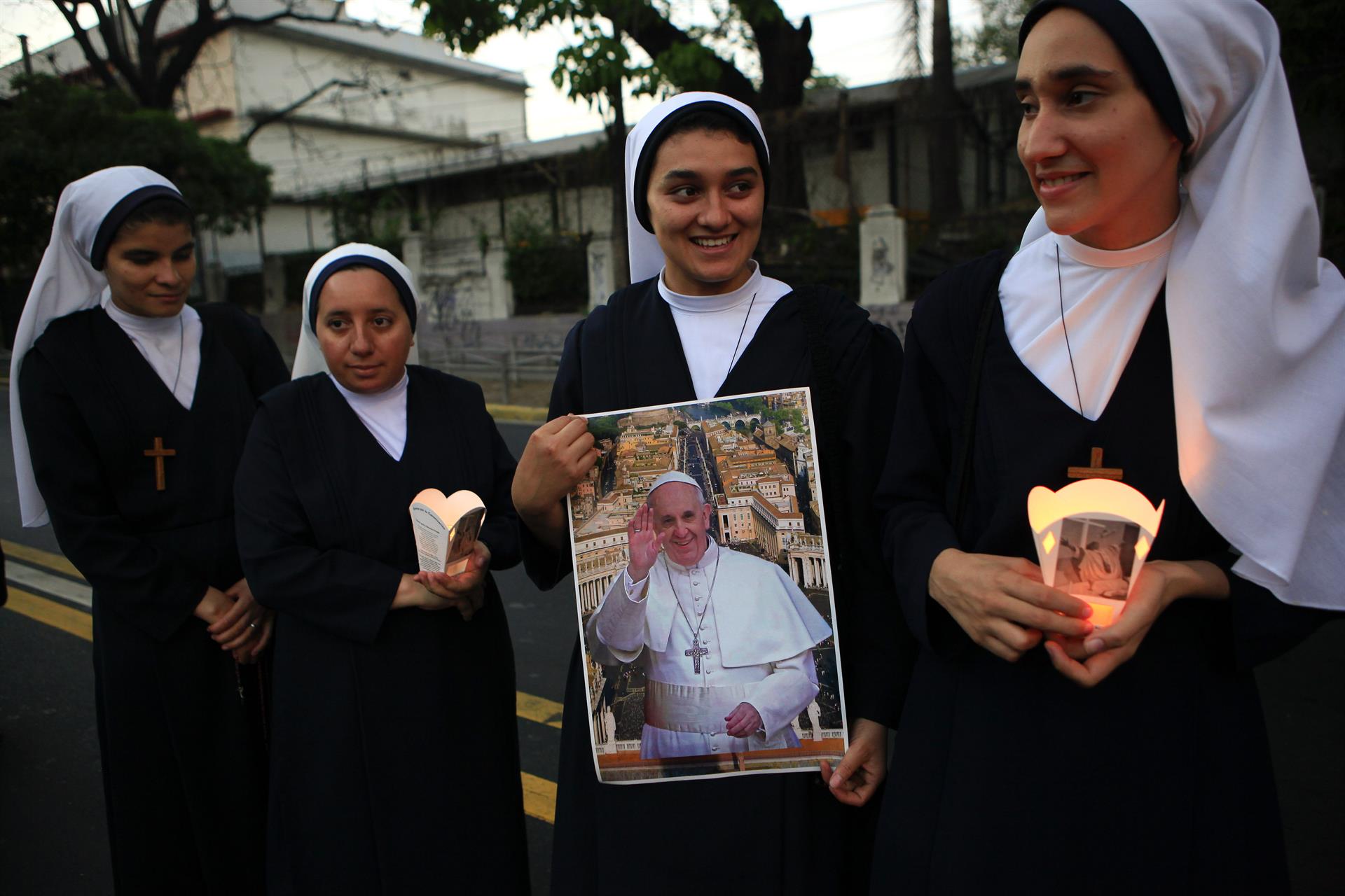 freiras-papa-franciscoEFE /Roberto Escobar