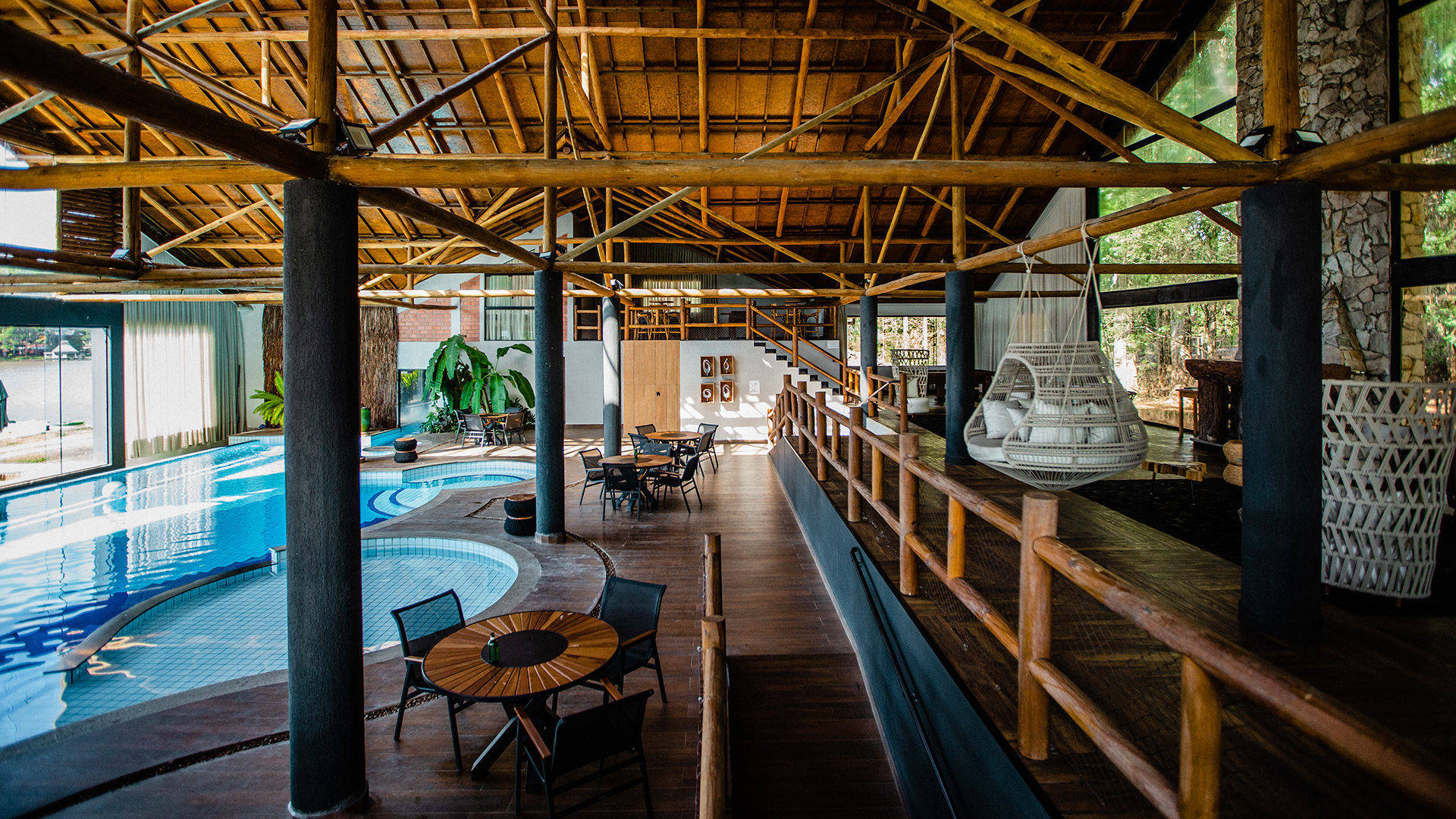 No Virá Charme Resort, é possível desfrutar da piscina climatizada com vista para o lago