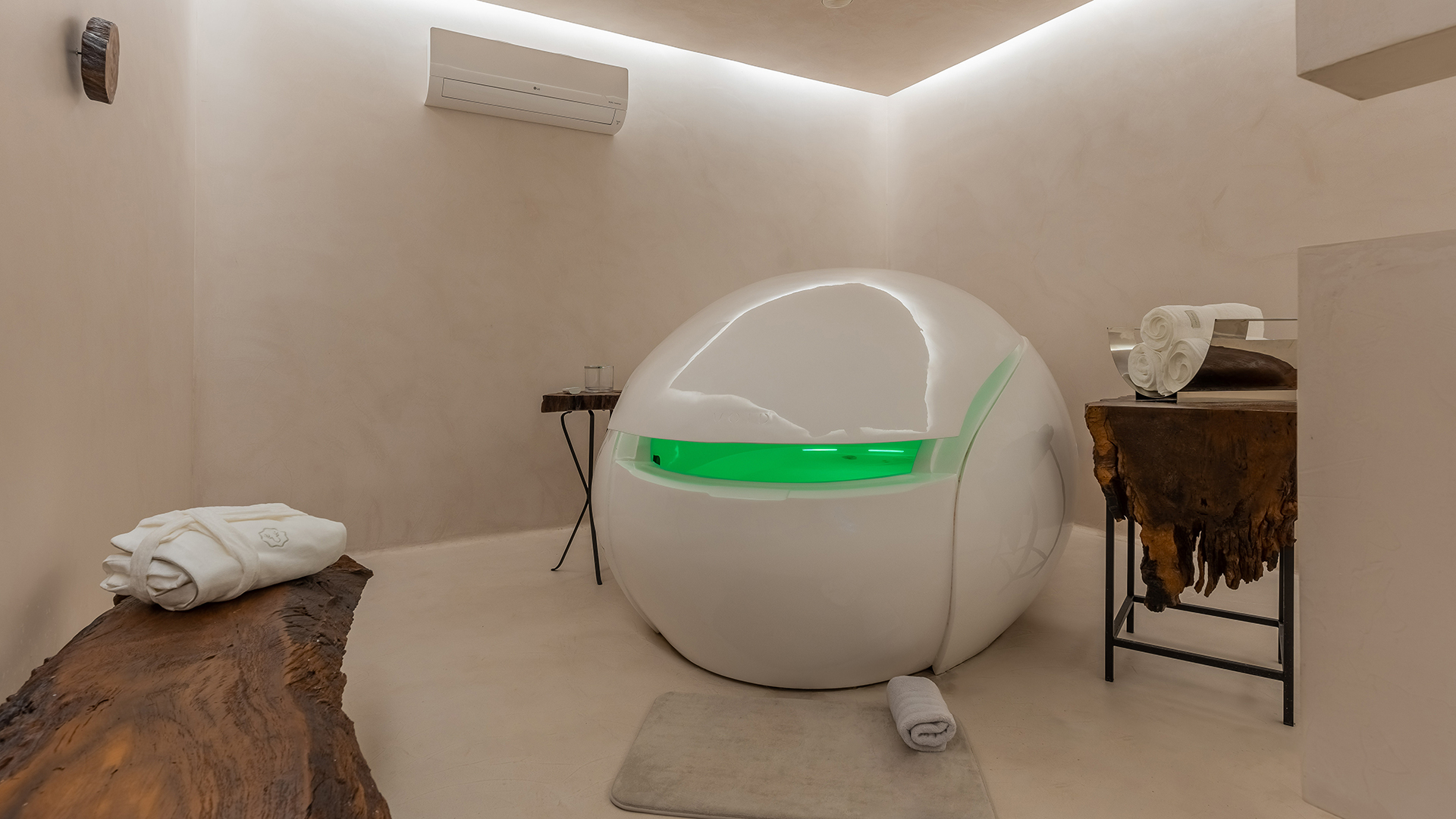 Experimente a máxima sensação de leveza com a cápsula de flutuação. Você não encontrará em outro lugar um momento de tamanha imersão e relaxamento profundo 