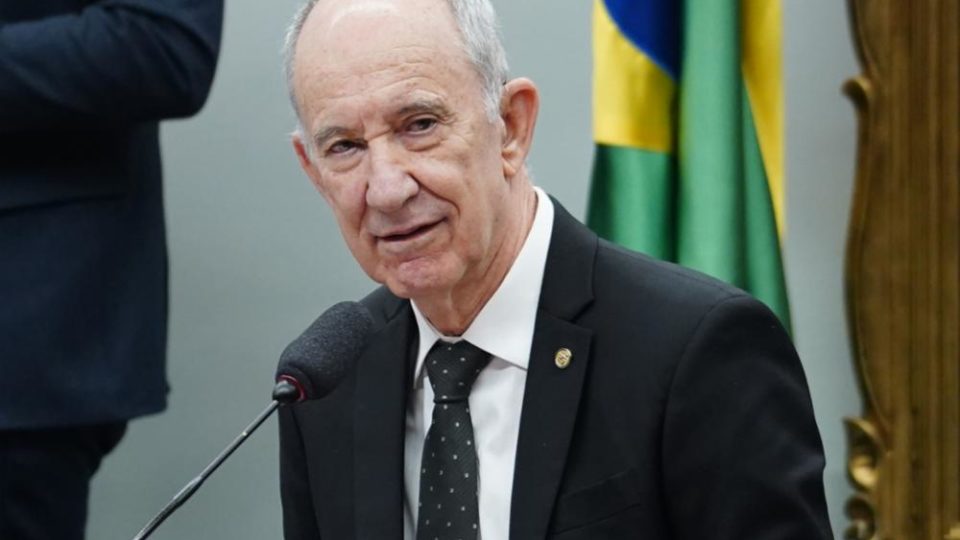 Petista agora quer “direito ao tempo” na Constituição