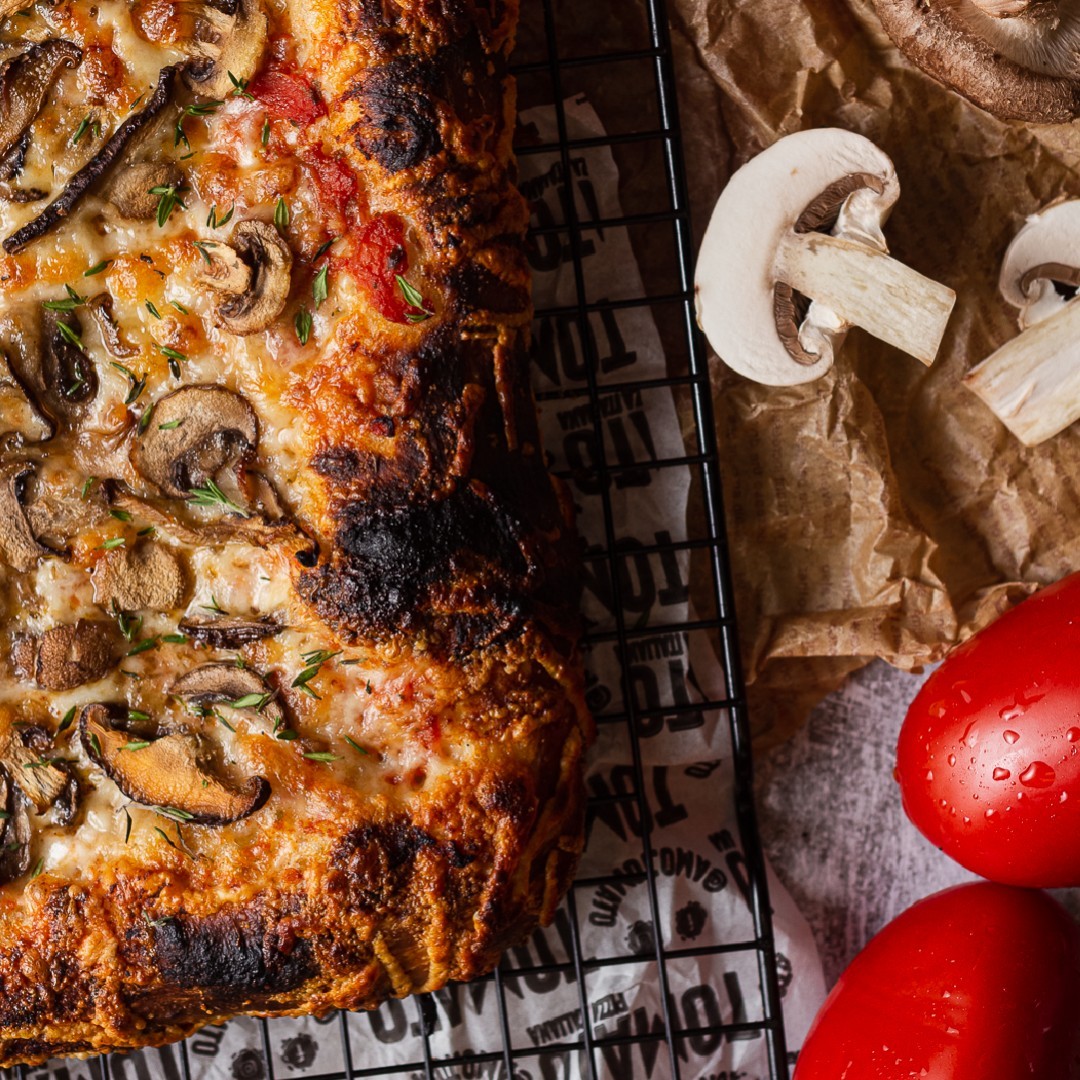 Pizzaria Tomato vende pizzas inteiras e em fatias no formato retagular: sabor Cogumelos é uma das opções vegetarianas.