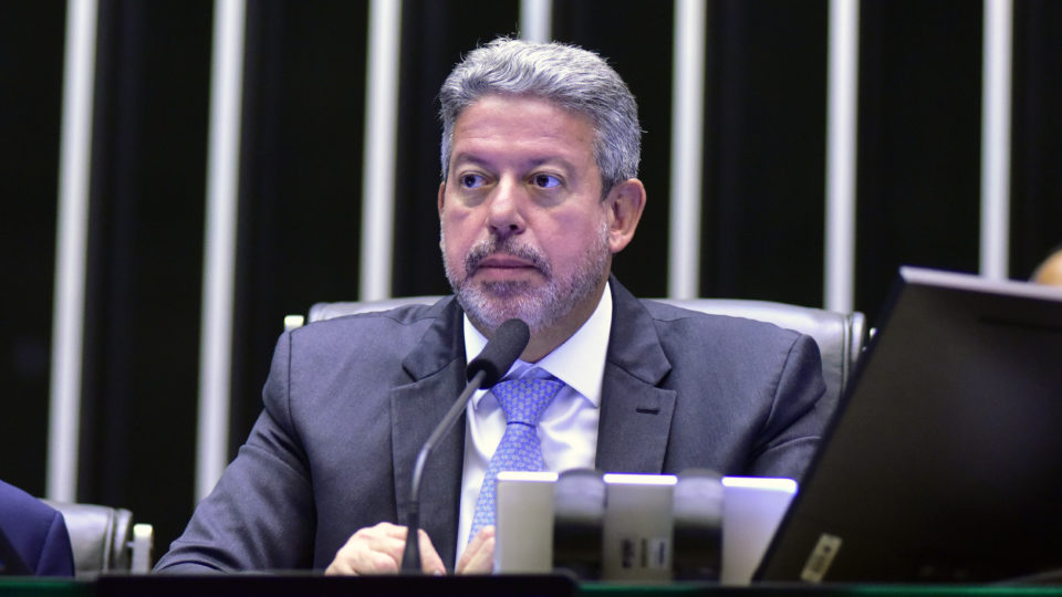 Lira cede à pressão e adia votação do PL das Fake News na Câmara