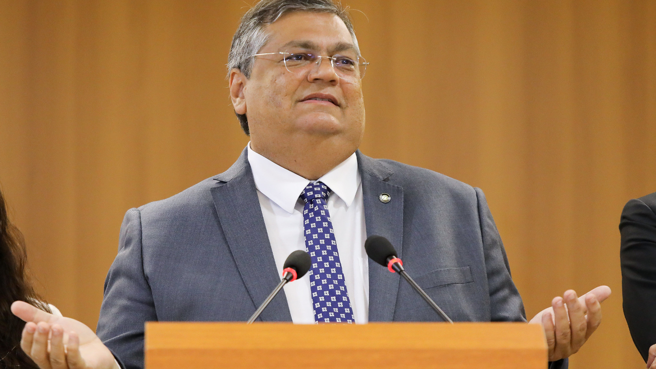 Dino usa fake news e dados de laboratório de ativismo para defender punição a big techs