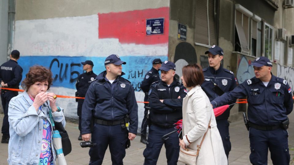 Policiais bloqueiam uma rua perto da escola primária Vladislav Ribnikar em Belgrado, Sérvia, 03 de maio de 2023.