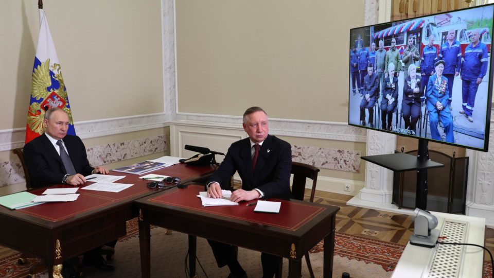 O presidente russo, Vladimir Putin, e o governador de São Petersburgo, Alexander Beglov, participam de um evento por ocasião da retomada do tráfego de bondes em Mariupol, cidade controlada pela Rússia na região de Donetsk, na Ucrânia, por videoconferência, em São Petersburgo, Rússia, 02 de maio de 2023.