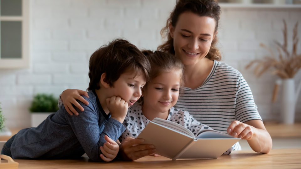 Os pais devem ajudar os filhos na hora de estudar para estimulá-los