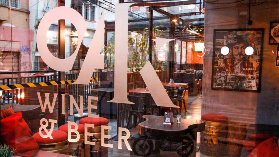 Mês de maio de celebração no bar curitibano The Oak.