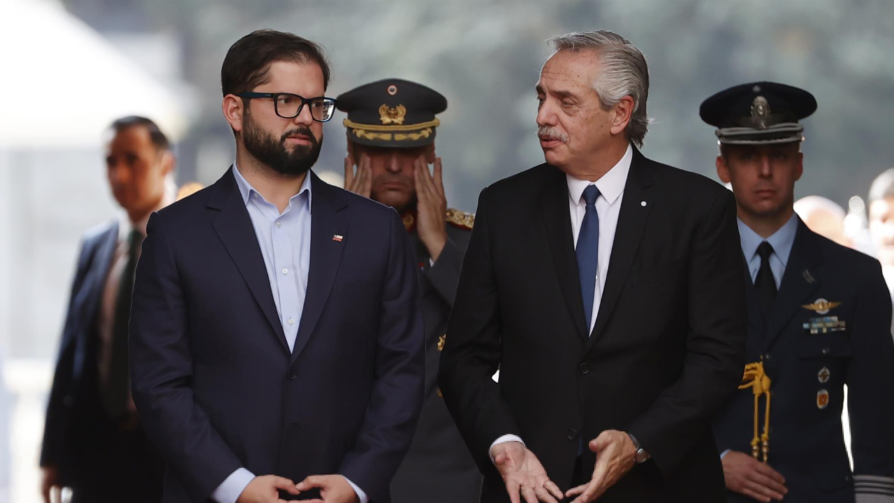 O presidente do Chile, Gabriel Boric (à esquerda), e o presidente da Argentina, Alberto Fernández (à direita)