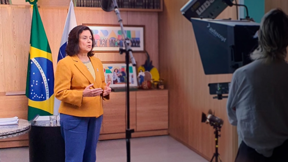 Nísia Trindade criticou gestão da pandemia da Covid-19 no Brasil, mas não mencionou compra de 500 milhões de doses de vacina em janeiro de 2021.