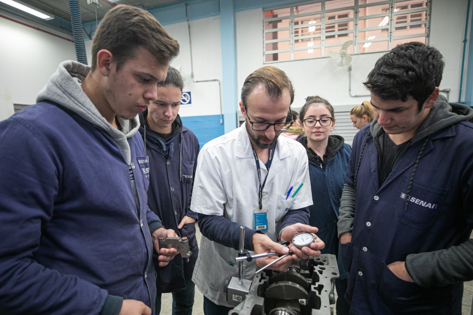Jovens aprendem durante aulas do Senai.