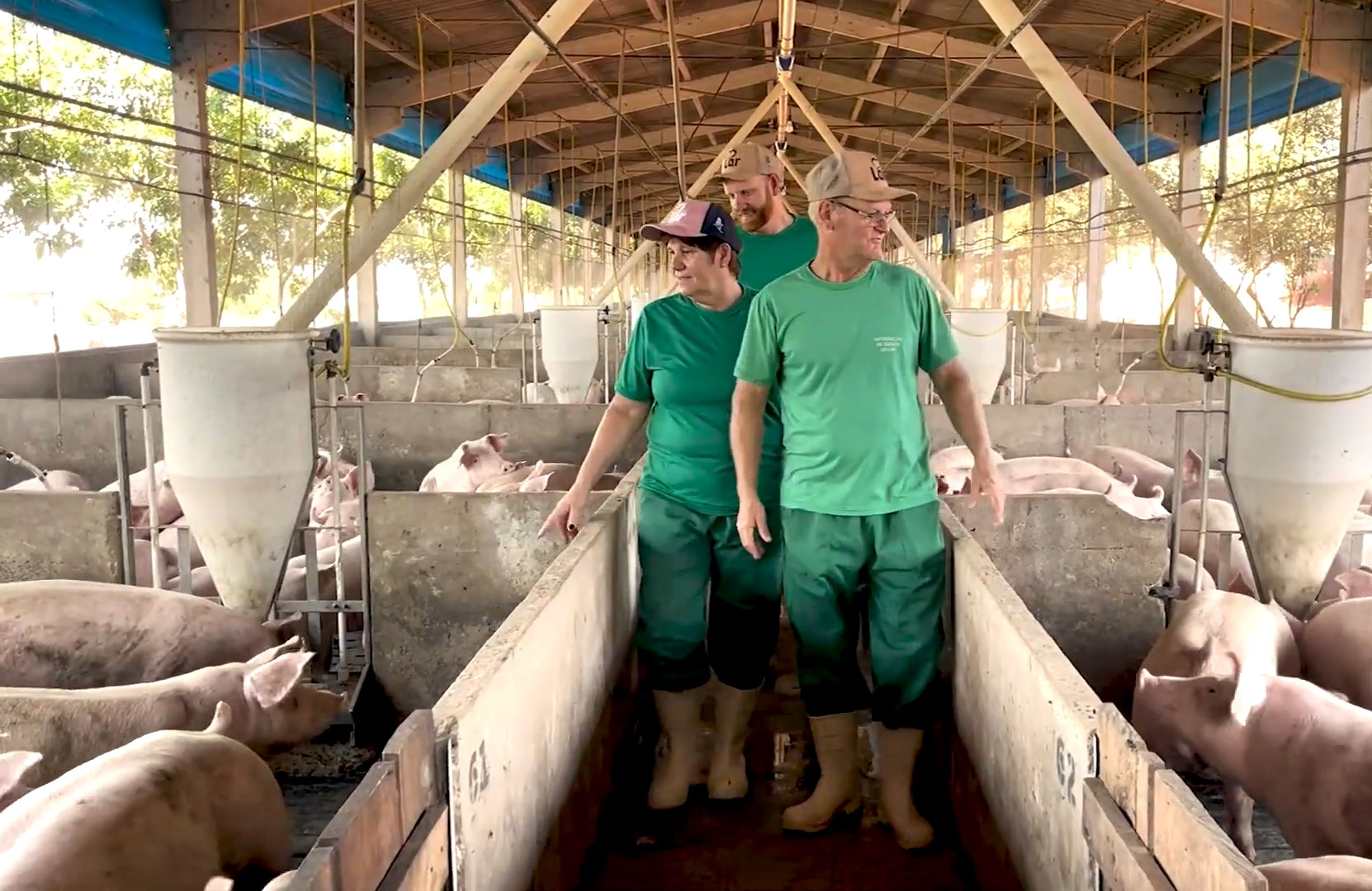 Douglas Selzler, ao meio, junto aos pais na propriedade rural da família em Santa Helena, oeste do Paraná.