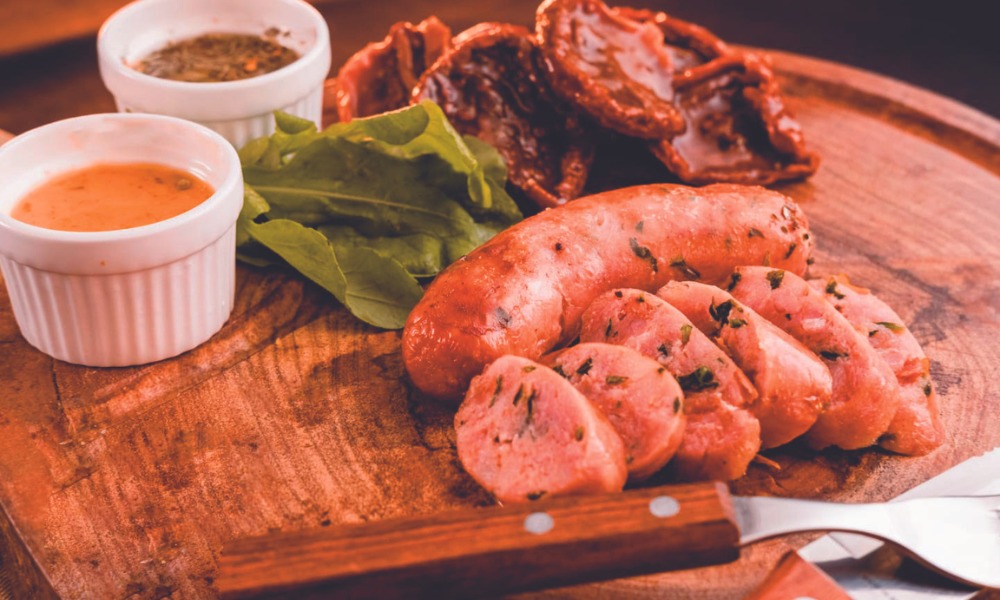 Linguiça de pernil, recheada com tomate seco e rúcula da Charcutaria Escorsin.