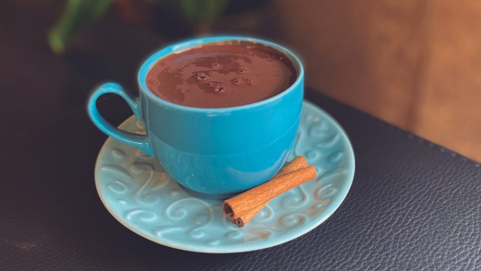 A canela é uma das especiarias mais comuns em chocolates quentes.