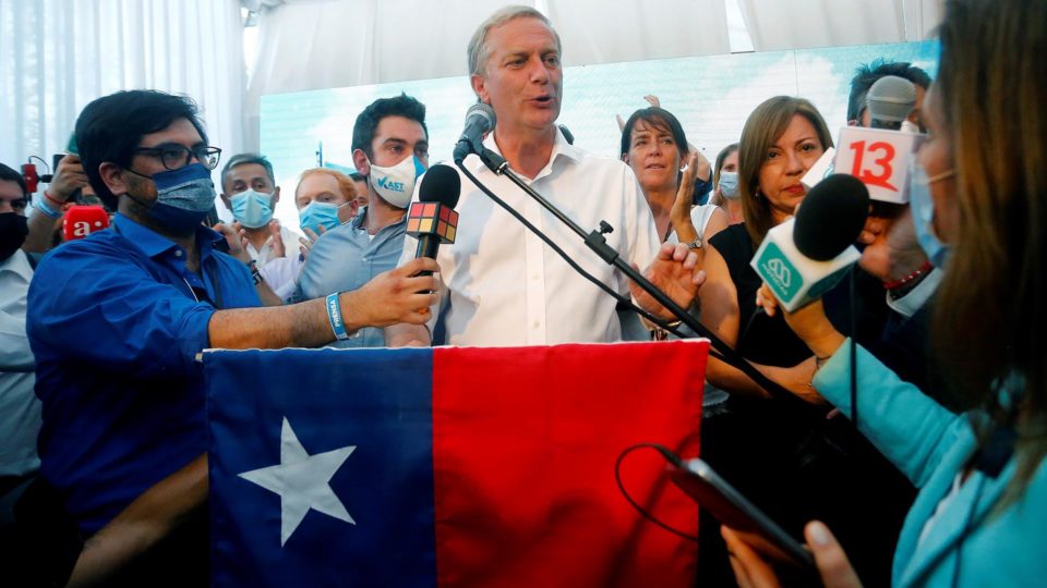 Captura de tela de televisão mostra o candidato presidencial José Antonio Kast, derrotado por Gabriel Boric nas eleições de 2021