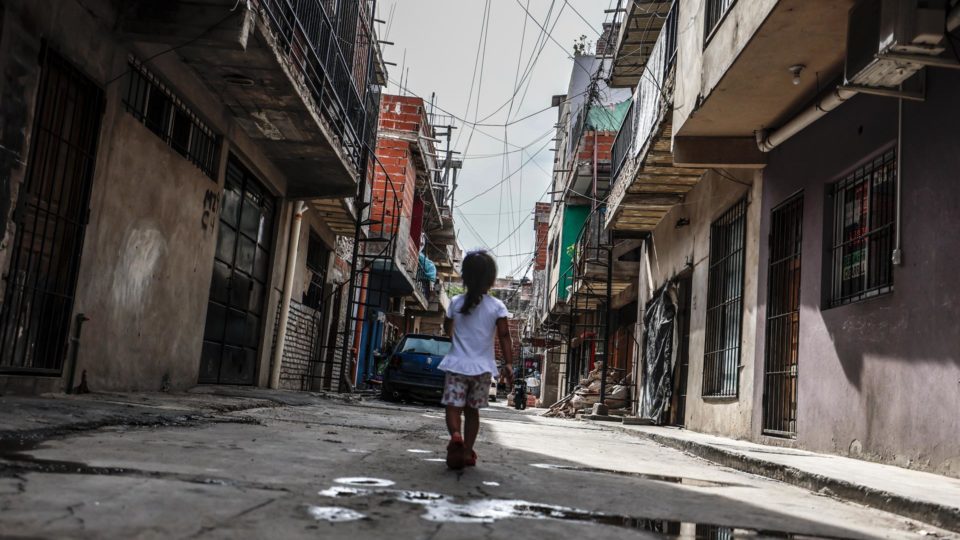 Criança andando pela Zavaleta, um dos bairros mais pobres de Buenos Aires, Argentina