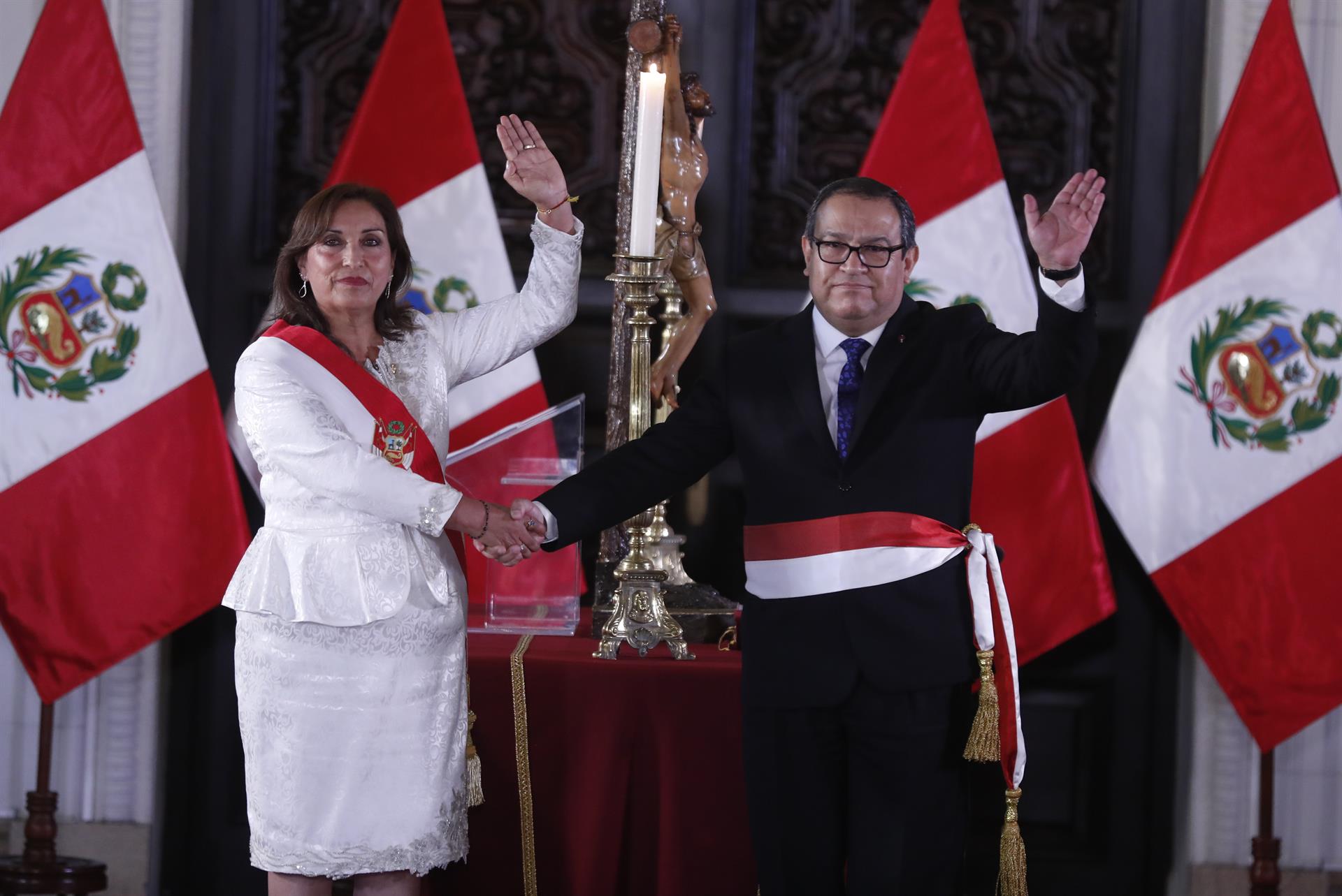 A mandatária do Peru, Dina Boluarte, ao lado do agora primeiro-ministro, Luis Alberto Otárola.