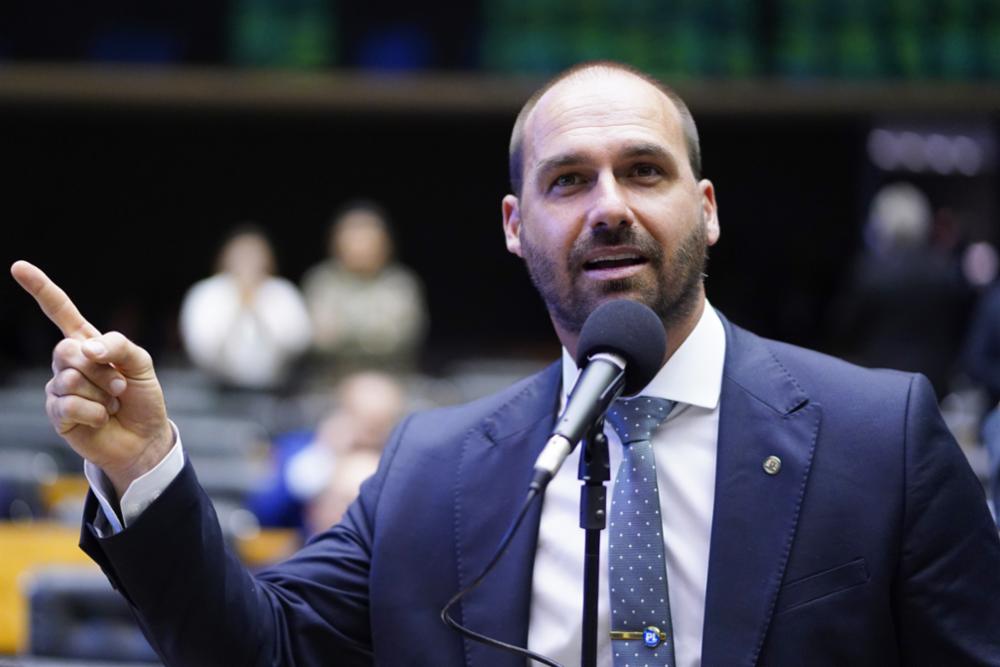 Deputado Eduardo Bolsonaro (PL-SP) festejou a vitória do direitista Javier Milei nas eleições primárias da Argentina e torce para virada também no Brasil.