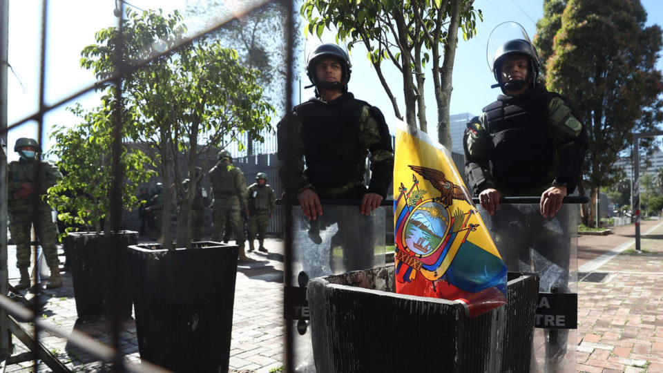 Equador-disslução-parlamento