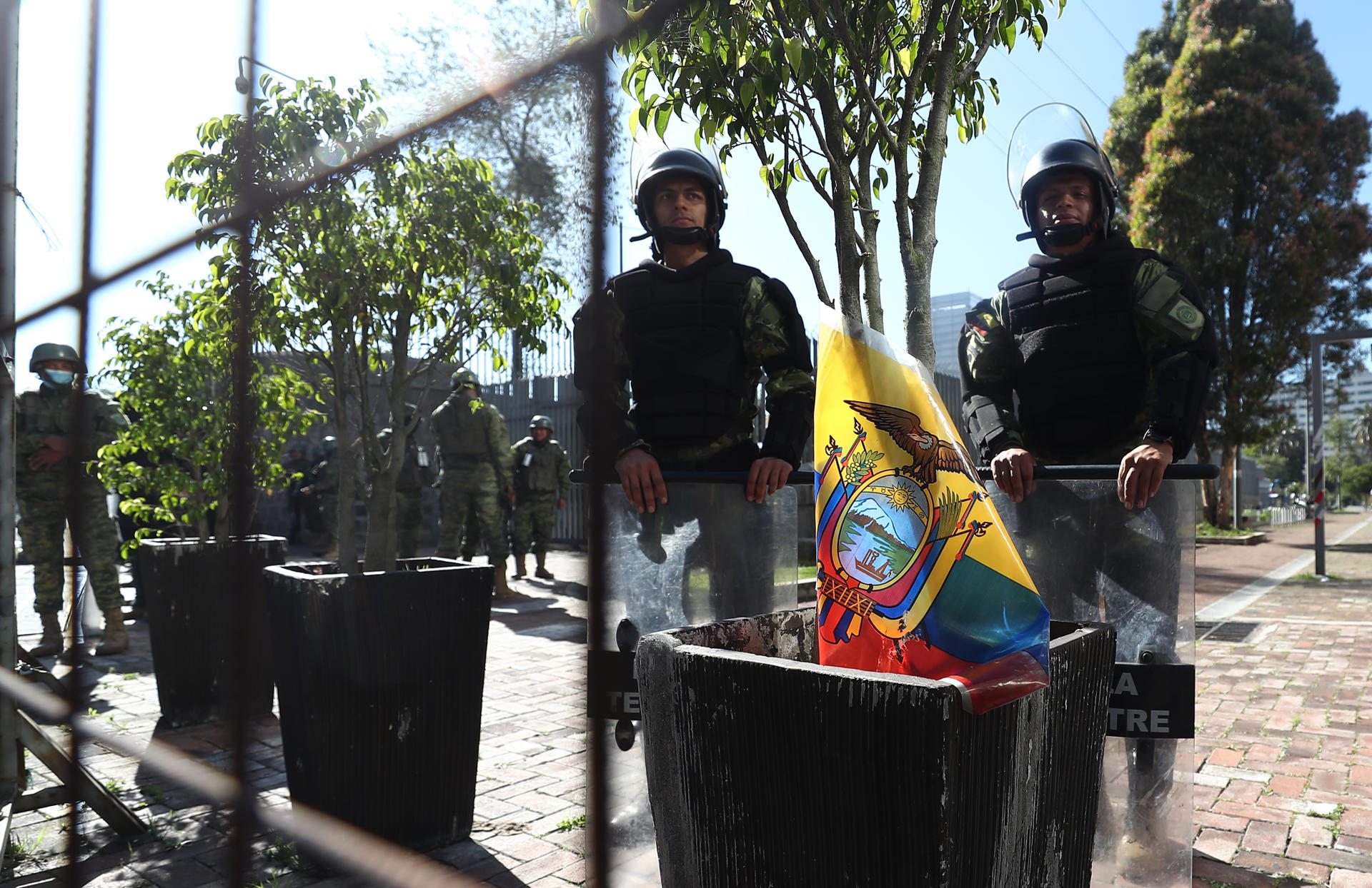 Dezenas de soldados e policiais cercaram a Assembleia Nacional do Equador, instituição dissolvida nesta quarta-feira (17) pelo chefe de Estado, Guillermo Lasso.