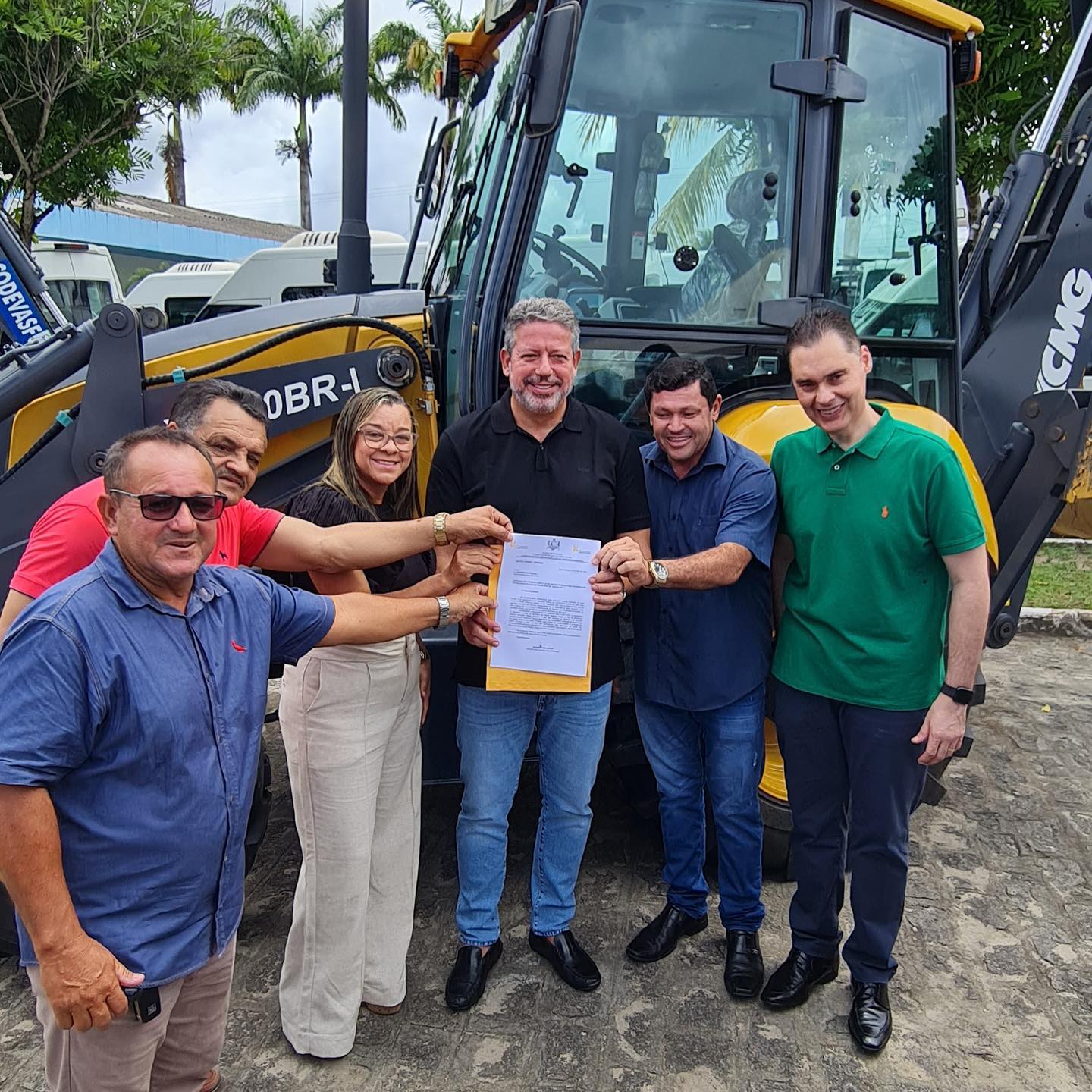 Em Penedo (AL), Arthur Lira entrega escavadeiras. Foto:Reproução/Facebook