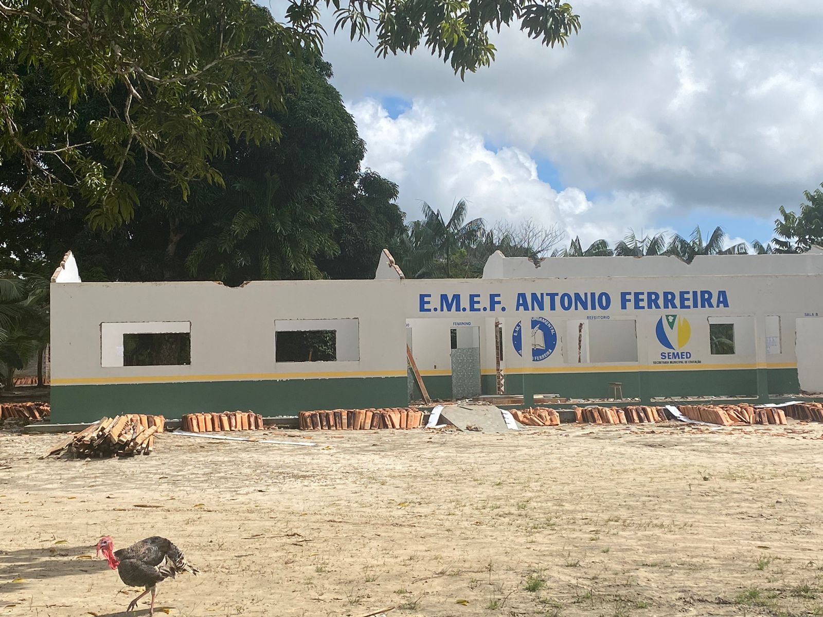 Escola desativada com a desintrusão de área indígena no Pará