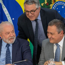 O presidente Lula, o ex-ministro da Casa Civil Rui Costa e o ministro da Saúde, Alexandre Padilha. Imagem referente a matéria