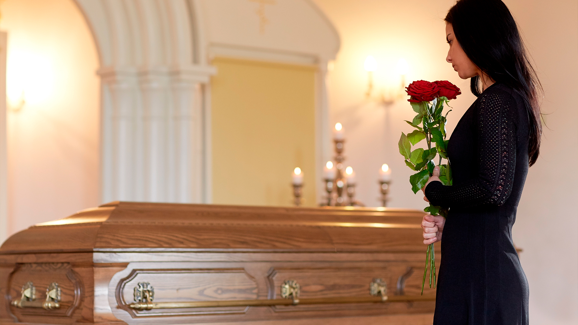 O ambiente da cerimônia de despedida deve ser organizado para que as cores, a iluminação e a mobília sejam confortáveis para os enlutados