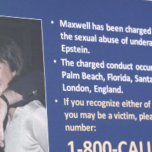 O pedófilo Jeffrey Epstein e sua namorada, Ghislaine Maxwell, em foto de arquivo de 2020 durante a apresentação da promotoria dos EUA à imprensa na qual foram feitas as acusações de envolvimento dela nos casos de abuso sexual. Imagem referente a matéria