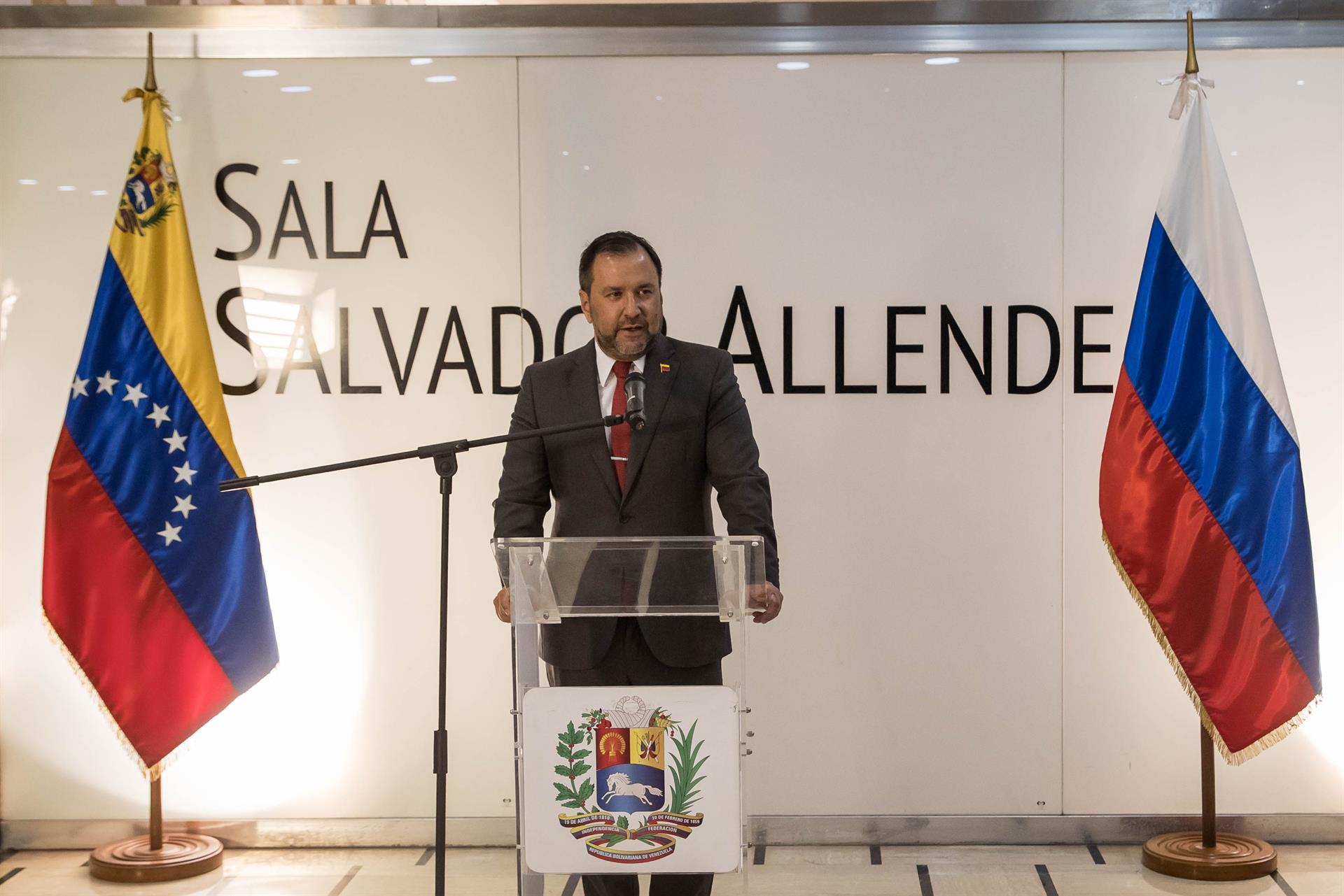 O ministro das Relações Exteriores da Venezuela, Yvan Gil, participa da inauguração da exposição fotográfica "78º Aniversário do Dia da Vitória na Grande Guerra Patriótica", em Caracas (Venezuela).