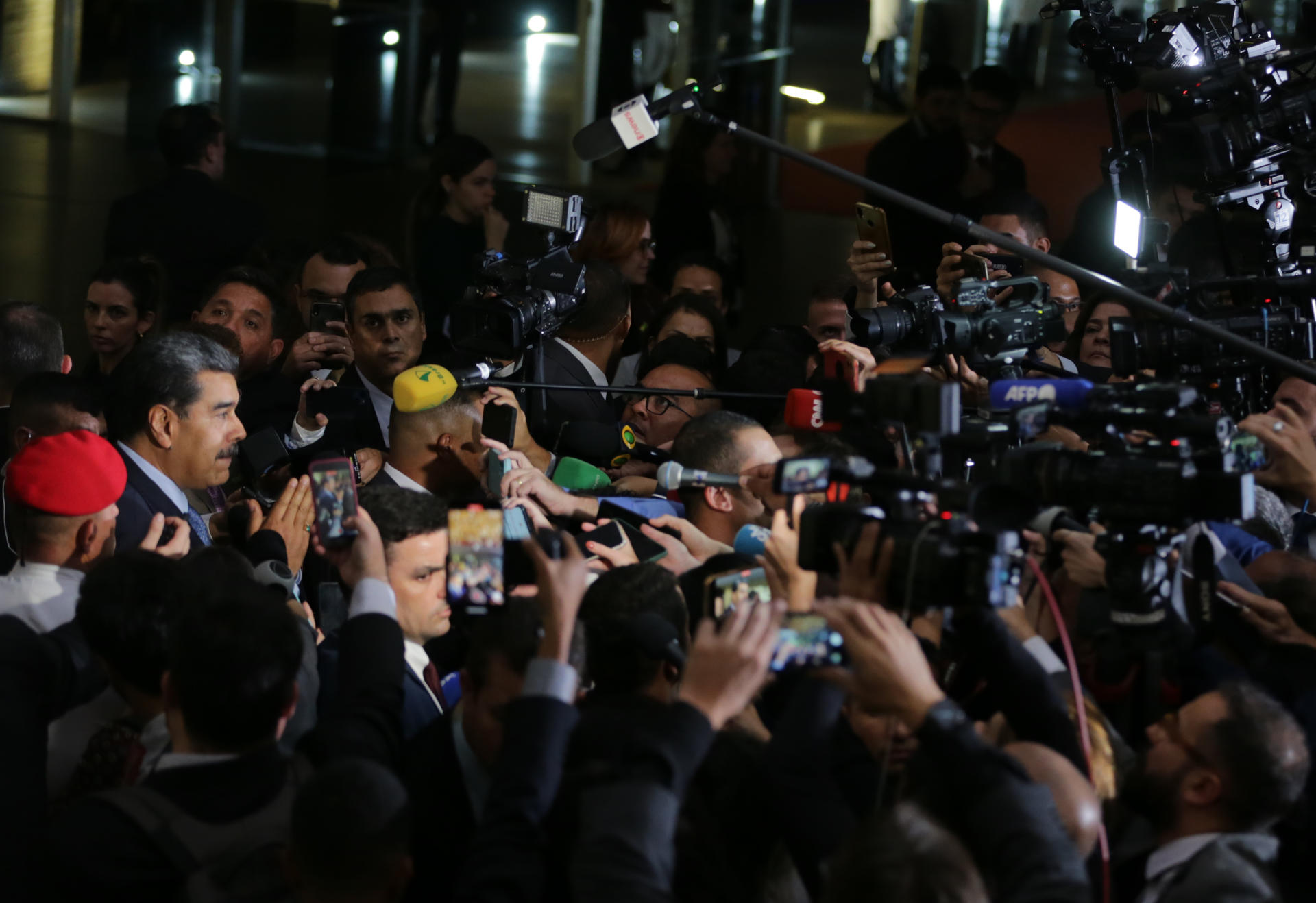 Agressão aos jornalistas ocorreu no momento em que tentavam entrevistar o ditador da Venezuela, Nicolás Maduro, no Itamaraty