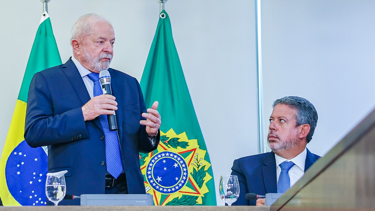 Presidente Lula e o presidente da Câmara, Arthur Lira (PP-AL): transferência de poder do Executivo para o Congresso segue novas etapas em 2024.