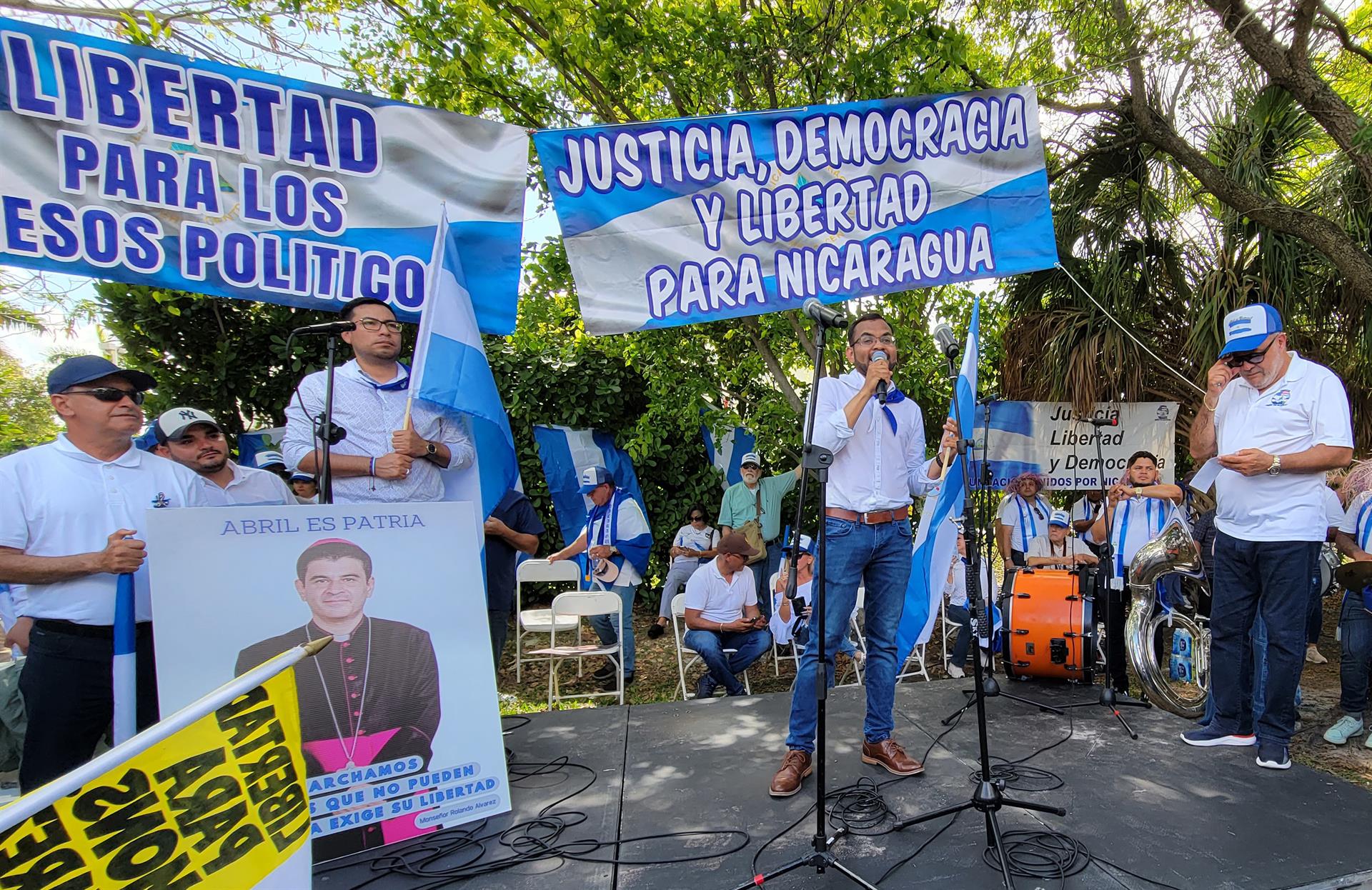O ex-preso político e banido pelo regime de Ortega Max Jerez (centro), fala durante um ato pelo quinto aniversário da eclosão dos protestos de 2018 , no Parque Rubén Darío em Miami (EUA), no dia 16 de abril de 2023.