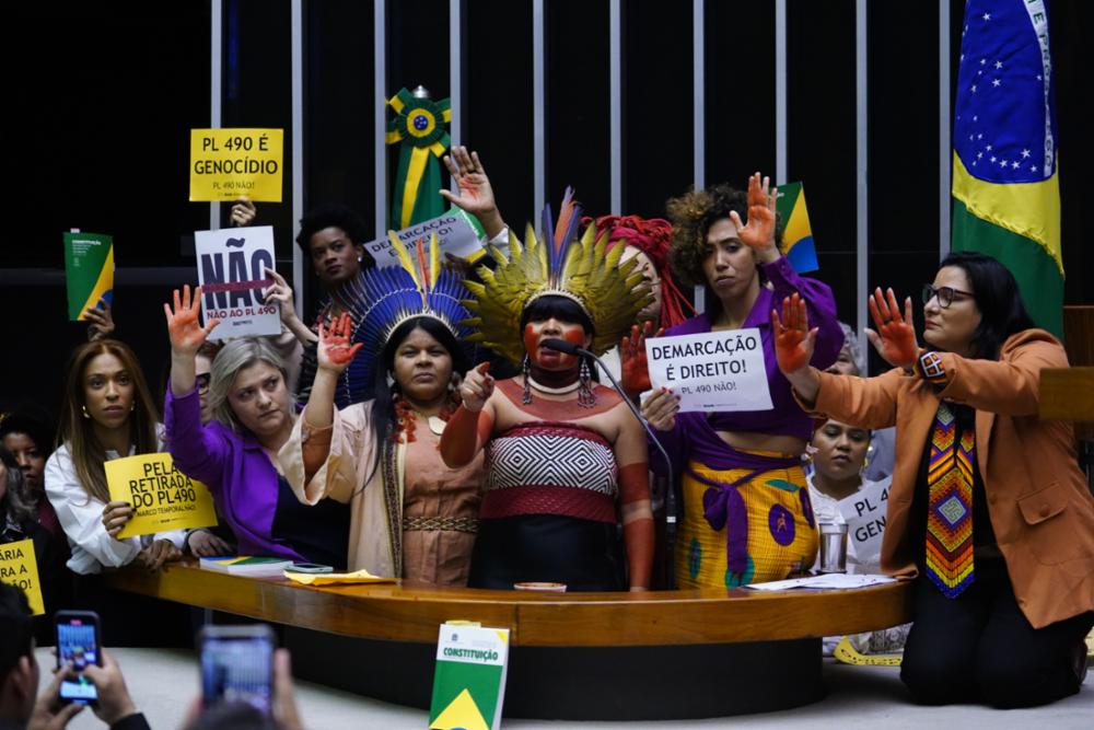 Deputadas da Rede e do Psol protestam contra aprovação do marco temporal