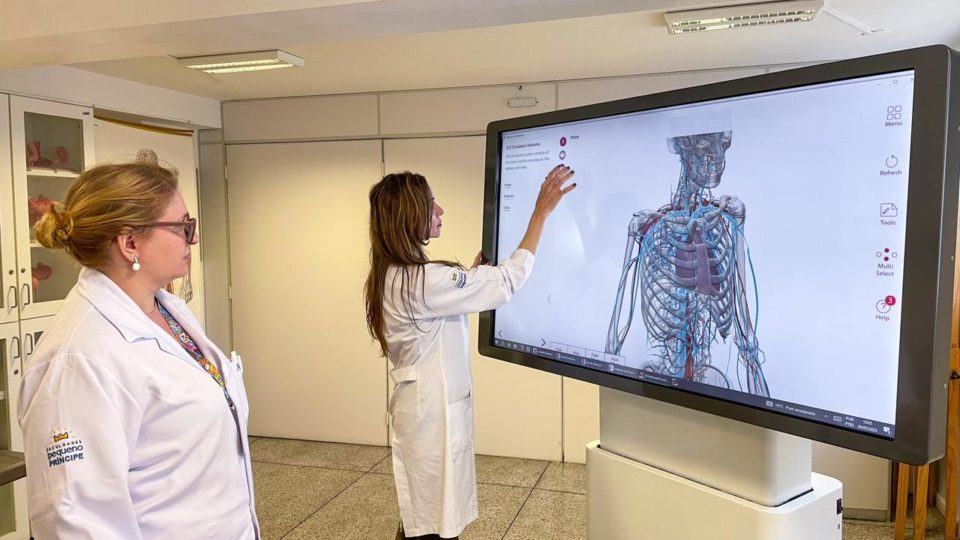 Faculdades Pequeno Príncipe, em Curitiba, é uma das instituições que utiliza plataforma interativa 3D para "ver" pacientes por dentro.