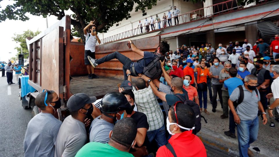Manifestantes pedindo "liberdade" são interceptadas pelas forças de segurança e brigadas de apoiadores da ditadura, originando confrontos violentos e detenções, em 2021