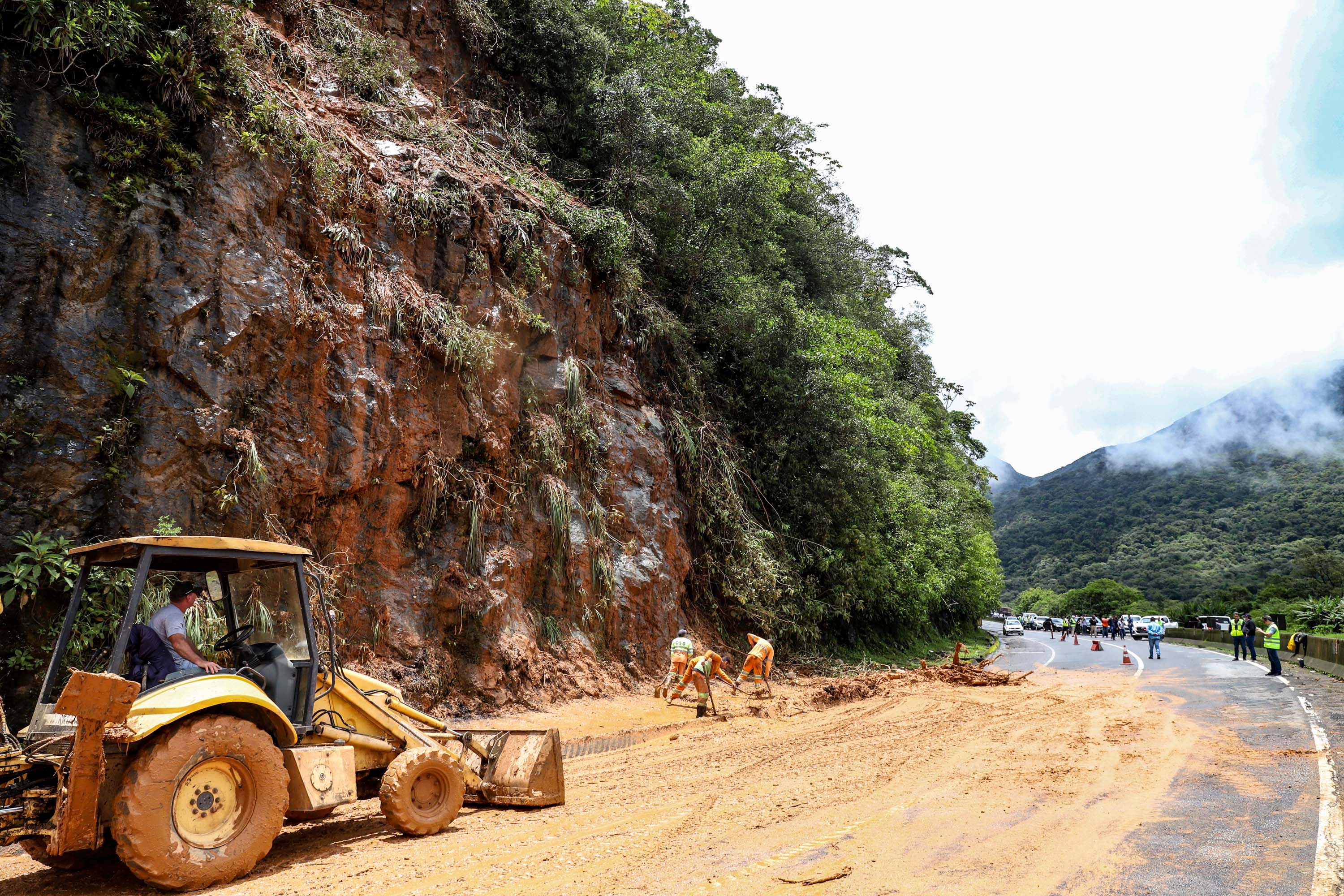 Deslizamento de terra na BR-277