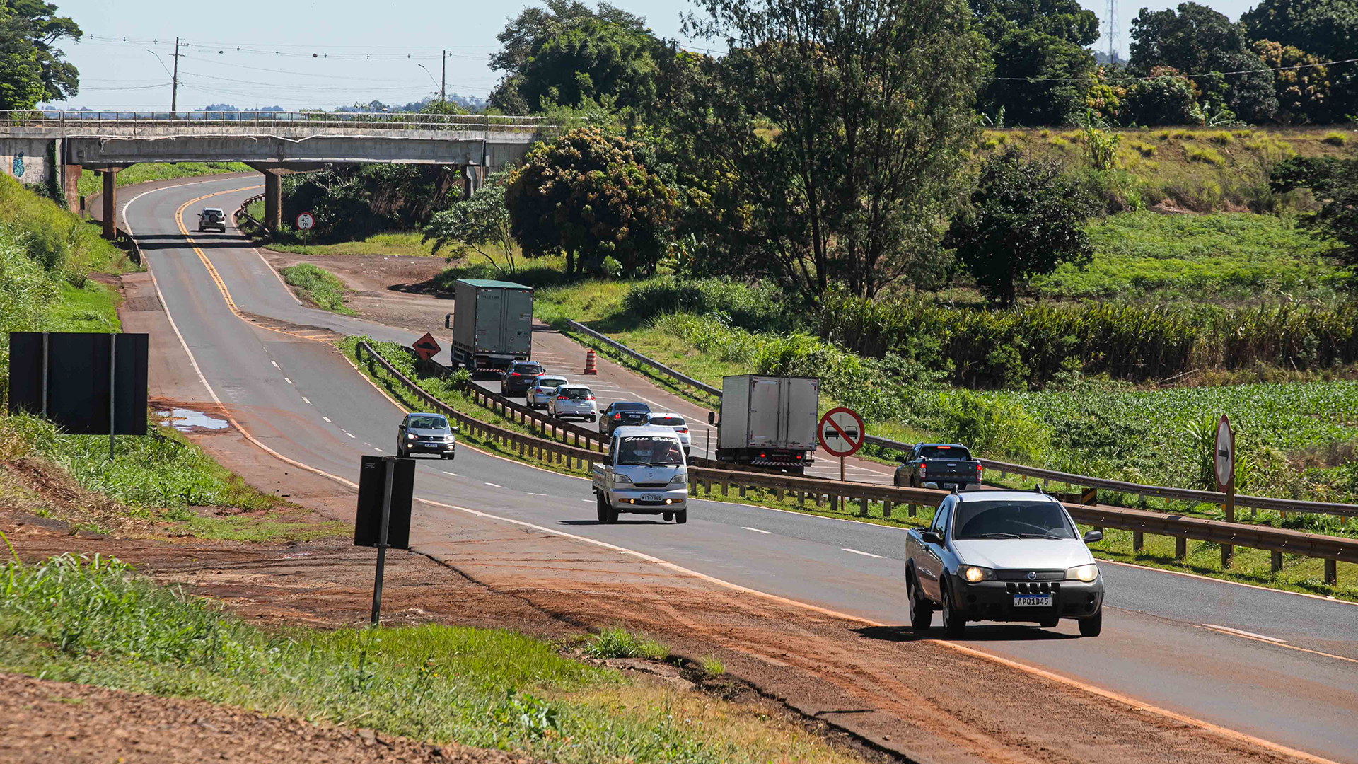 Estreitamento repentino da pista causa acidentes e lentidão no trecho