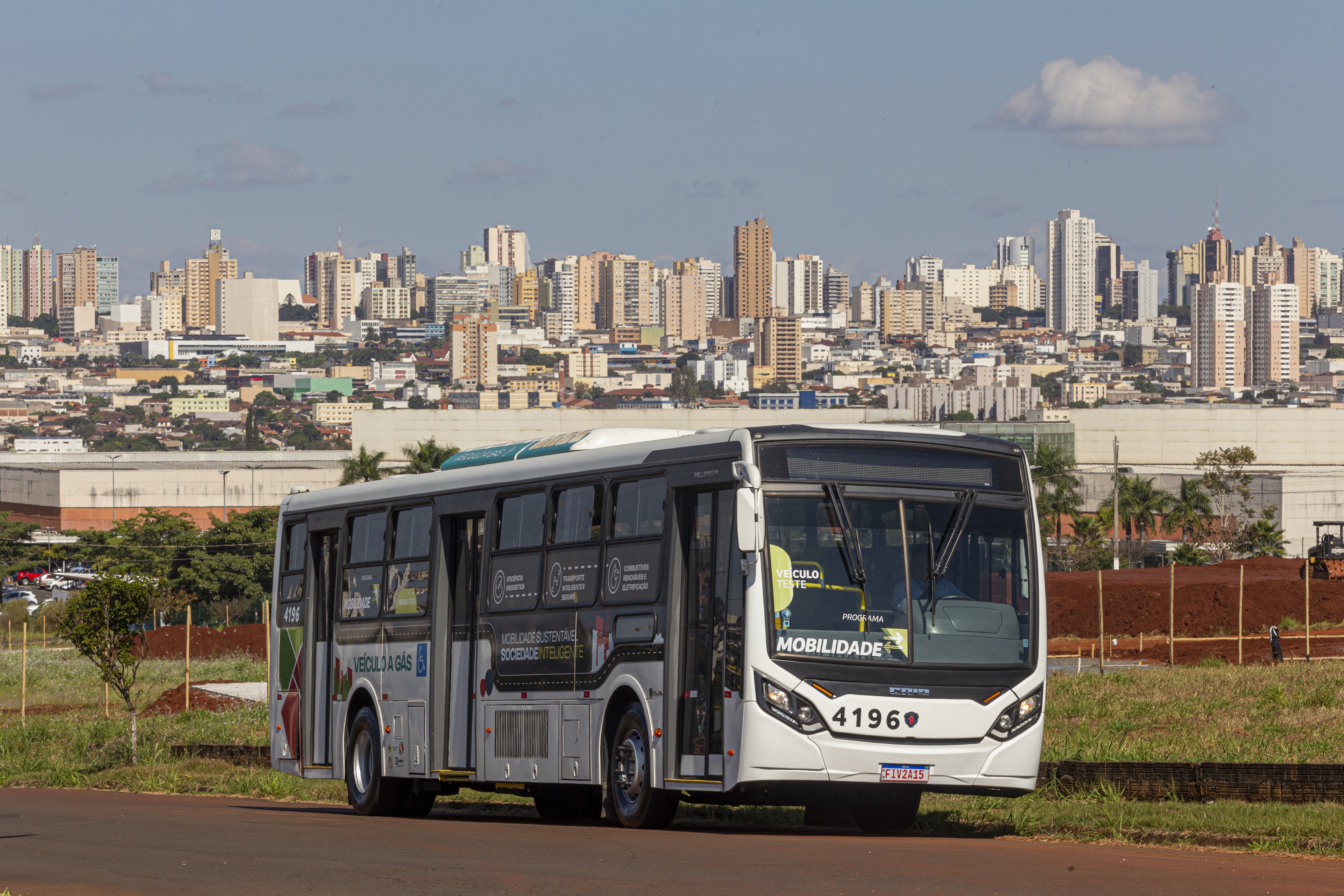 Ônibus movido a biometano vai circular por um mês em Londrina (PR).
