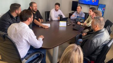 Diretor operacional da Lottopar, Jonathan Dieter, em reunião com o Consórcio Pay Brokers Paraná