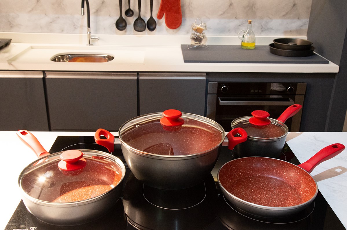 Linha de panelas Définitive, com revestimento em Redstone.