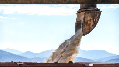 Carregamento de grãos em navio no Porto de Paranaguá.