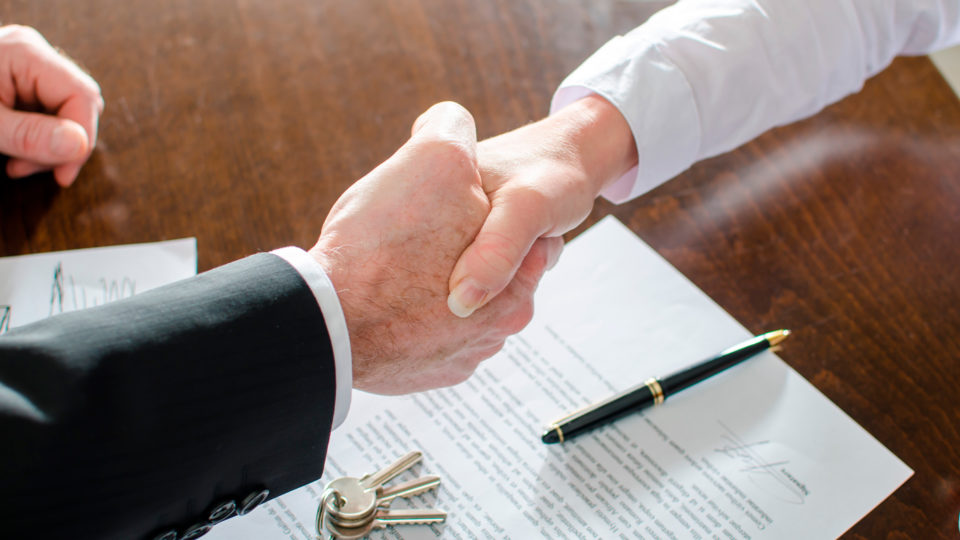 Com a contratação de uma imobiliária, o cliente não precisa se preocupar em elaborar e validar contratos, dentre outras etapas da negociação de um imóvel