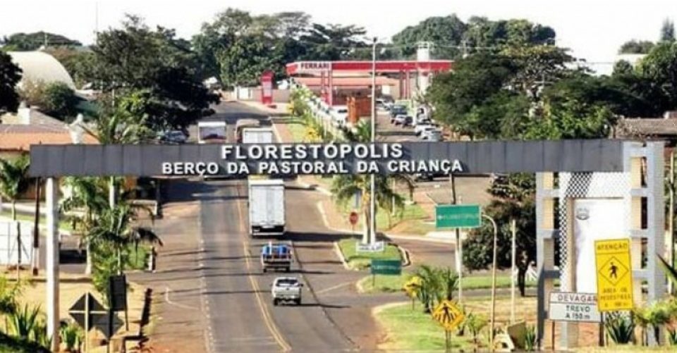 A multa diária é de R$ 500,00, caso os pais não matriculem os filhos em escola