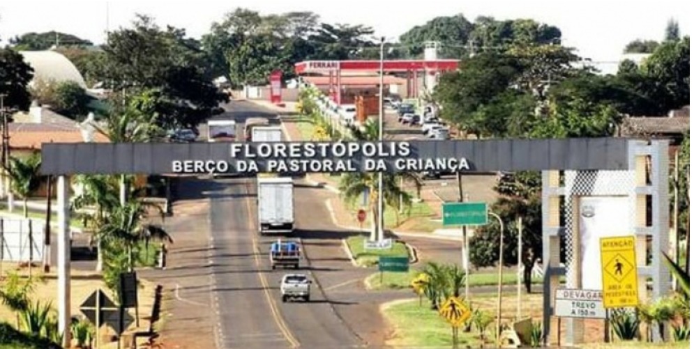 A multa diária é de R$ 500,00, caso os pais não matriculem os filhos em escola