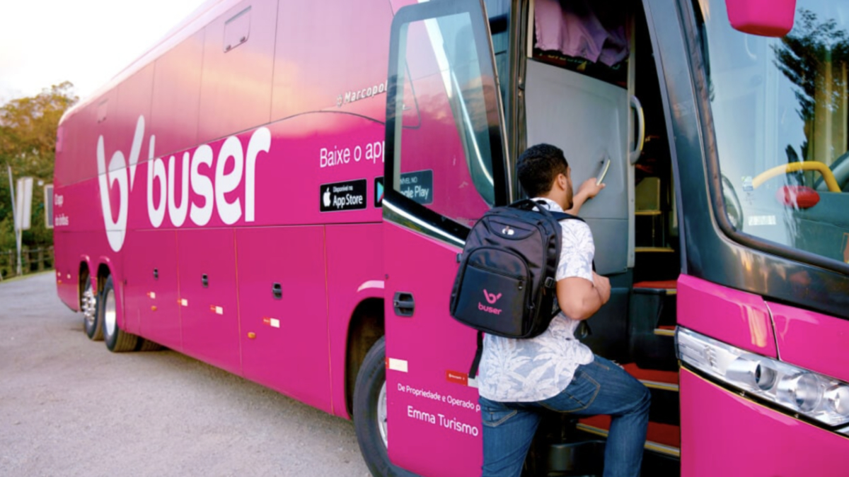 Buser se apresenta como uma plataforma digital de intermediação que conecta viajantes a empresas de fretamento