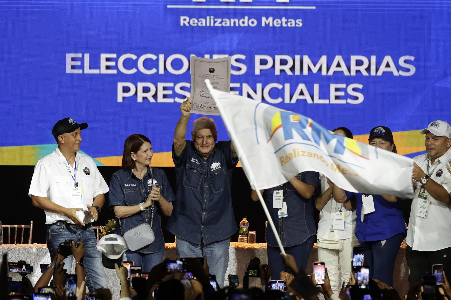 O ex-presidente panamenho Ricardo Martinelli (ao centro) comemora com sua esposa, Marta Linares, entre outros, a vitória nas primárias do partido Realizando Metas (RM) para as eleições presidenciais de 2024 , em abril, na Cidade do Panamá (Panamá). Martinelli, que governou o Panamá entre 2009 e 2014, aguarda sentença por acusações de lavagem de dinheiro pela compra irregular de uma editora de mídia e o início do julgamento do caso Odebrecht.