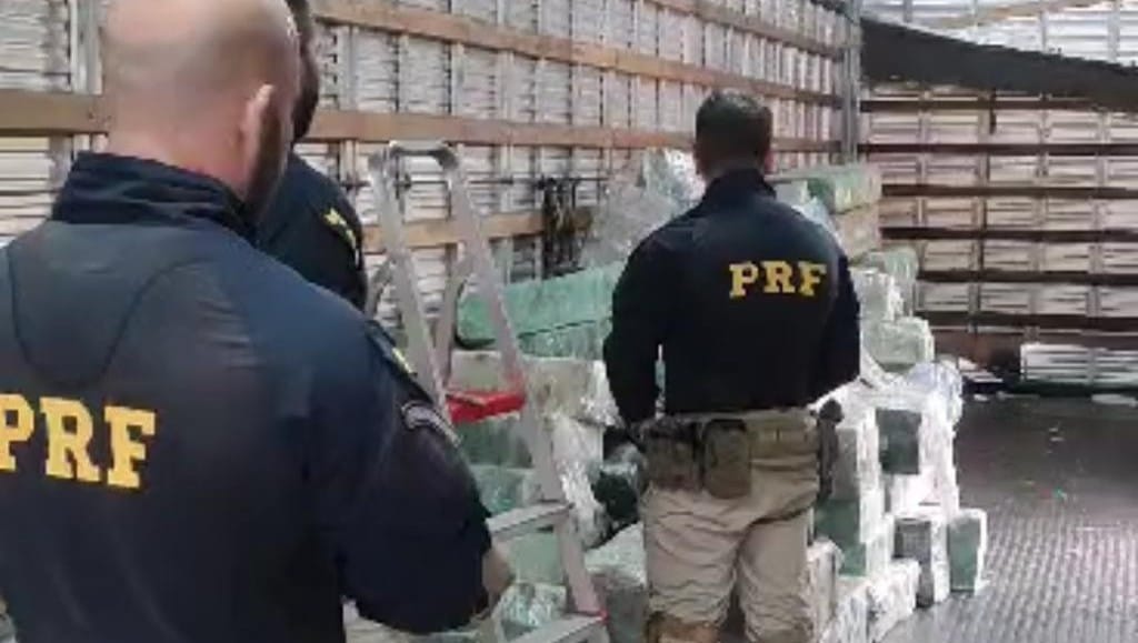 Segundo a PRF, drogas, armas e munições estavam em compartilhamento secreto de carreta.