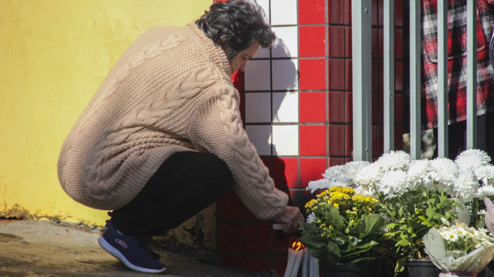 Flores foram colocadas no portão do Colégio Helena Kolody em homenagem aos adolescentes mortos.