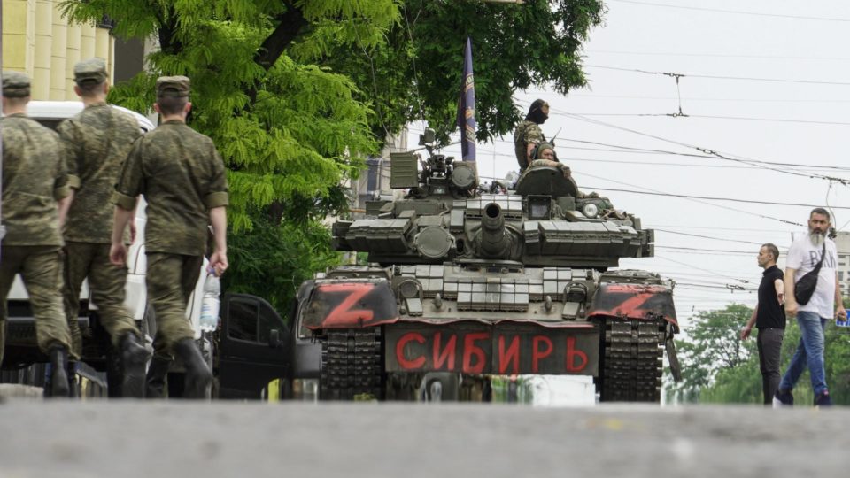 Militares do Grupo Wagner bloqueiam uma rua com um tanque no centro da cidade de Rostov-on-Don, que fica ao sul da Rússia, no sábado (24).