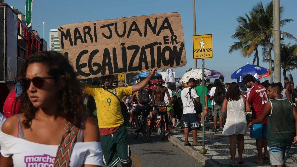 Marcha da Maconha realizada em maio de 2018 na praia de Ipanema, no Rio de Janeiro.